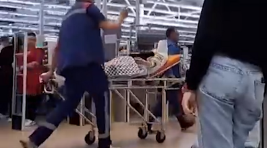 Девушка родила в тц