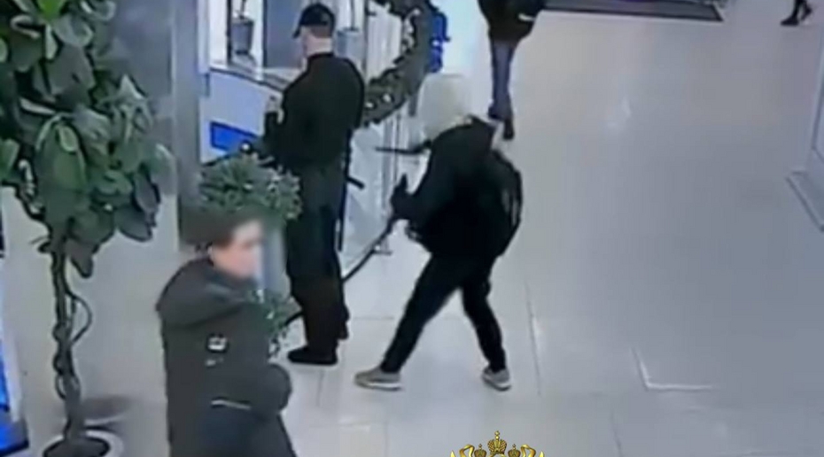 Подросток порезал охранника ТЦ и полицейских