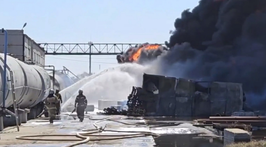 Сильный пожар начался на производстве в Омске