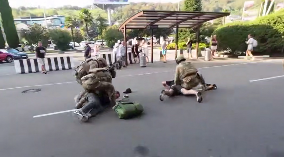 Задержание в Сочи вербовщика в террористы сняли на видео
