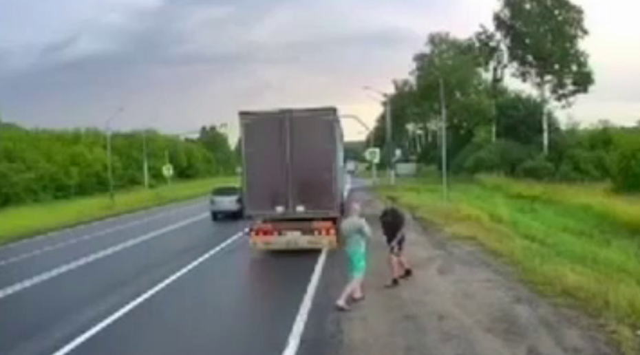 Российские дальнобойщики поскандалили по рации и подрались на трассе