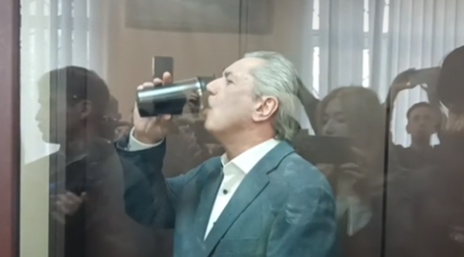 Экс-вице-премьер Башкирии заслушал приговор, попивая кофе и аплодируя