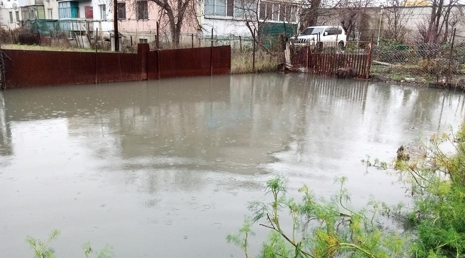 «Добраться до дома невозможно»: в Луганске затопило дворы