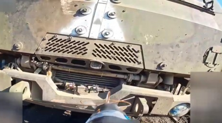 Российский дрон записал видео, как «стучится» в грузовик ВСУ